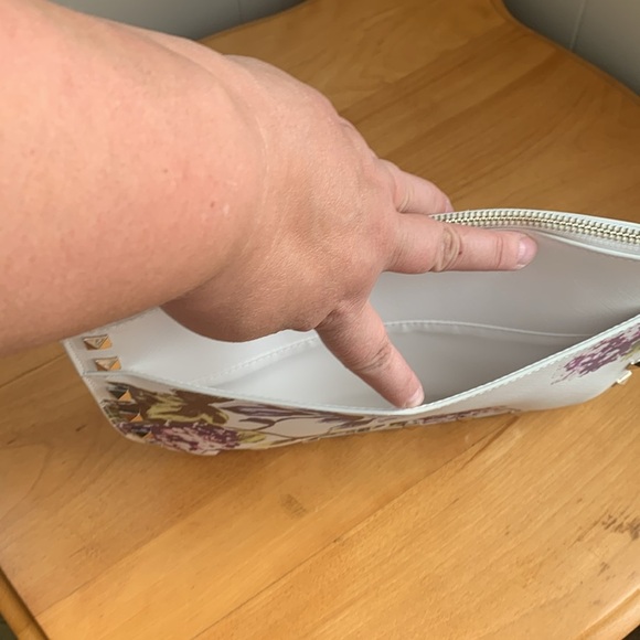 White House Black Market Studded Wristlet Zippered Clutch Purple Hydrangeas NWT - Picture 6 of 11